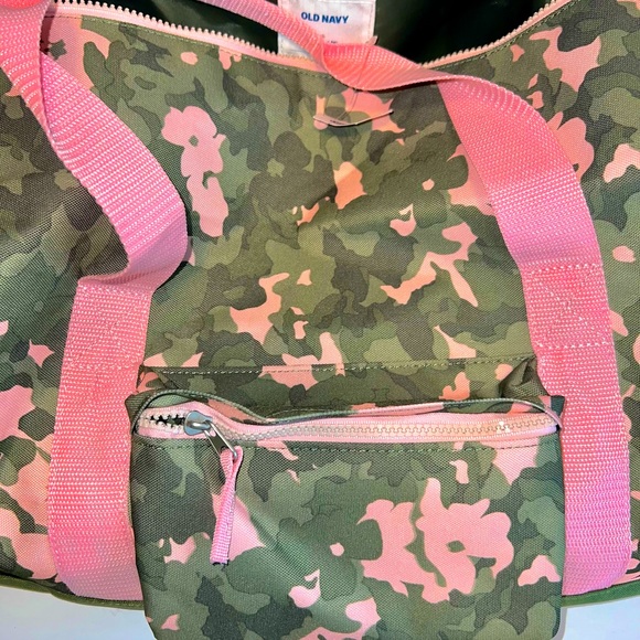 NEW GIRL’S/JUNIORS CAMO/PINK DUFFLE BAG - Picture 2 of 6
